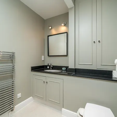 Spacious Flat Near Victoria And Warwick Square Лондон Экстерьер фото