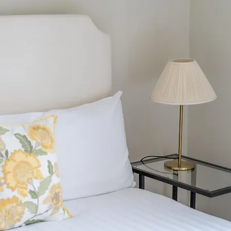 Spacious Flat Near Victoria And Warwick Square Лондон Экстерьер фото