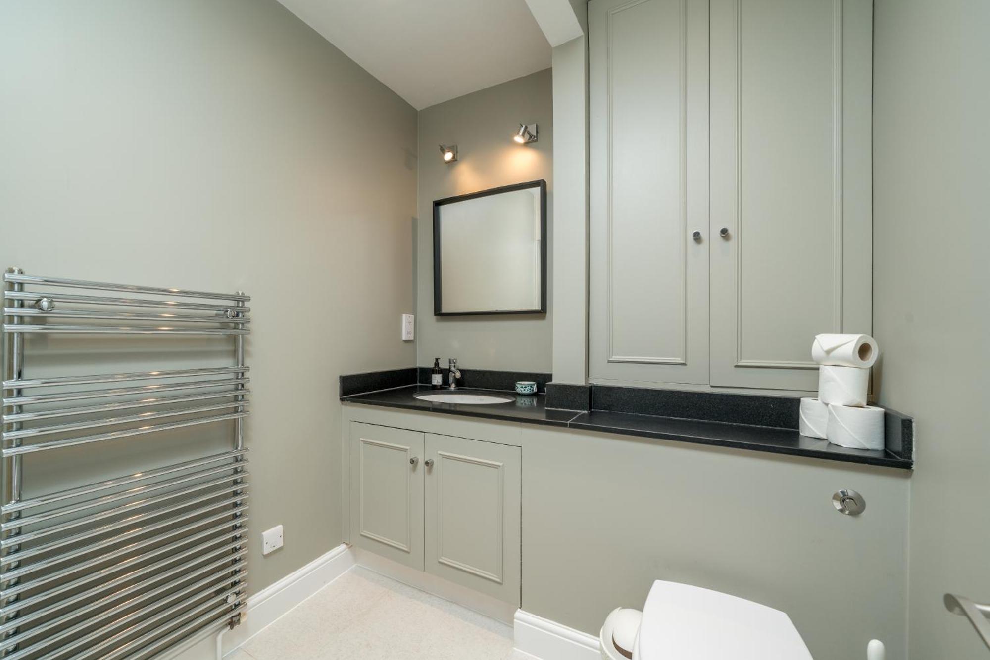 Spacious Flat Near Victoria And Warwick Square Апартаменты *