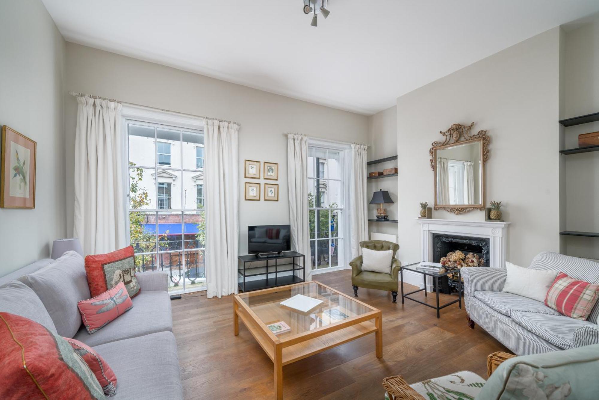 Spacious Flat Near Victoria And Warwick Square Апартаменты Лондон