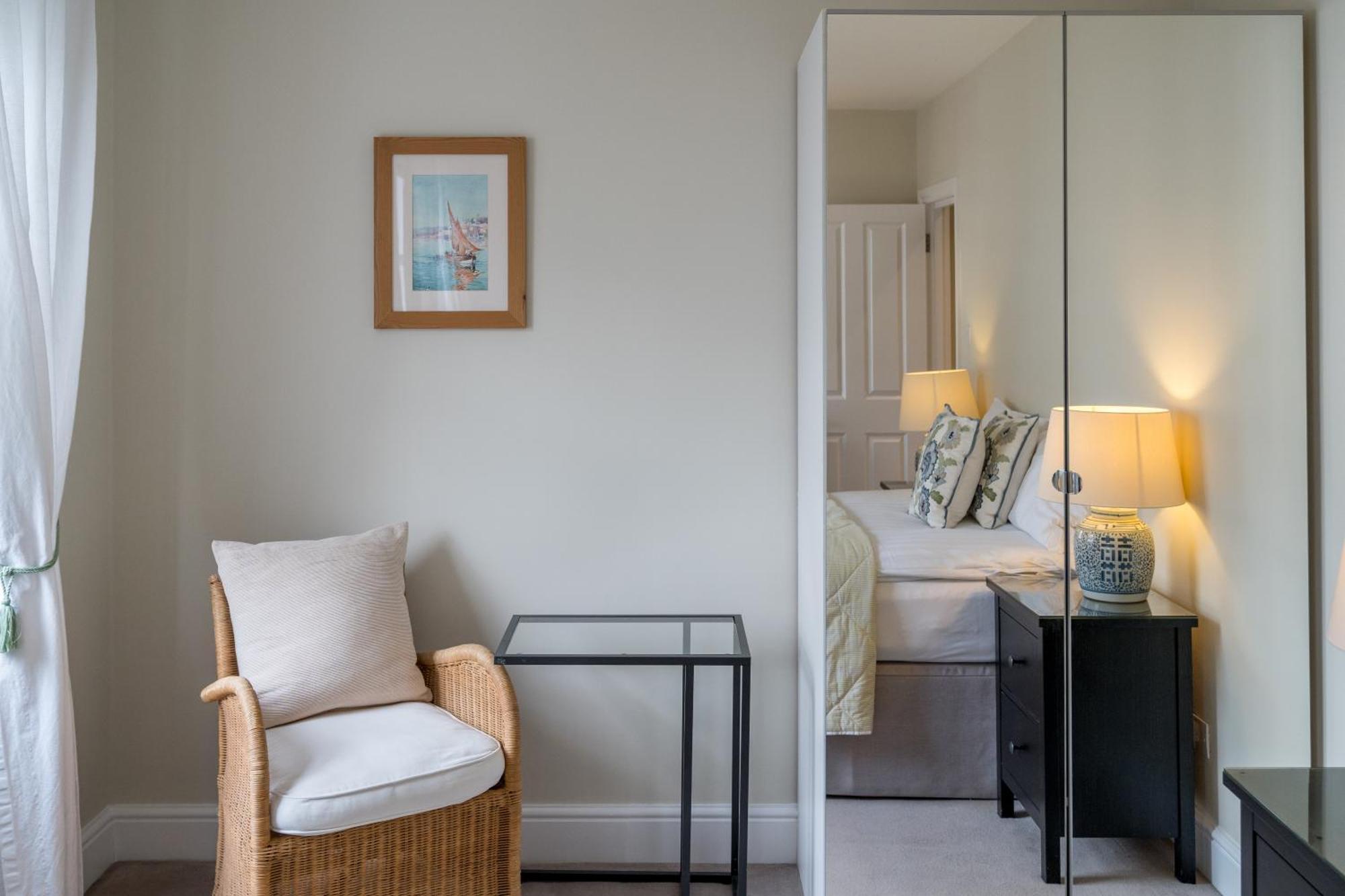 Апартаменты Spacious Flat Near Victoria And Warwick Square Лондон