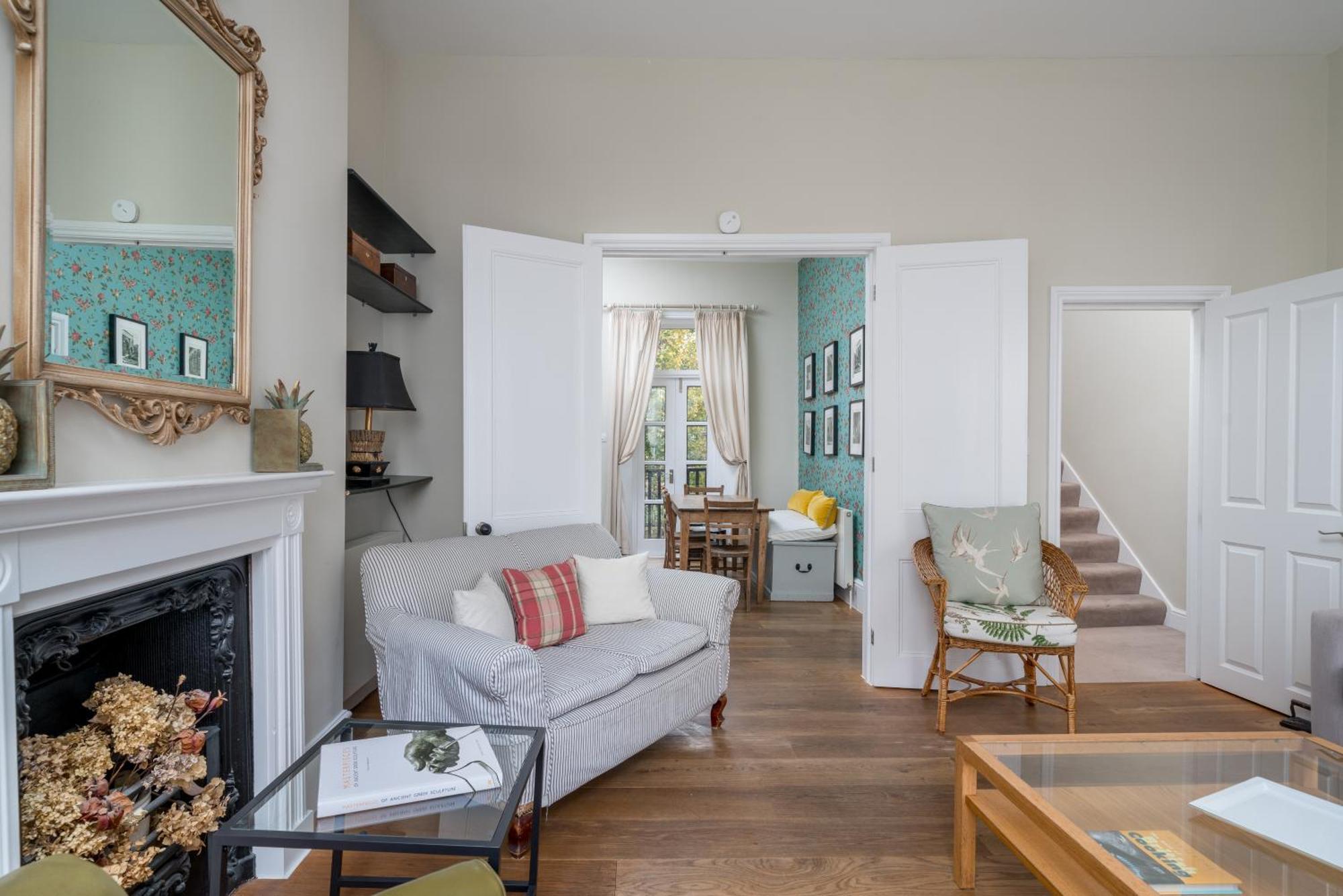 Spacious Flat Near Victoria And Warwick Square Лондон