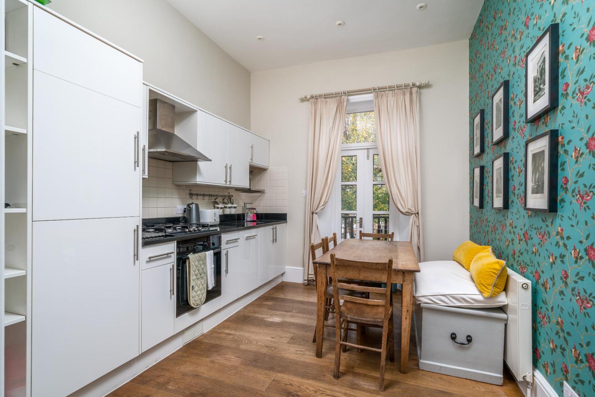Spacious Flat Near Victoria And Warwick Square * Лондон