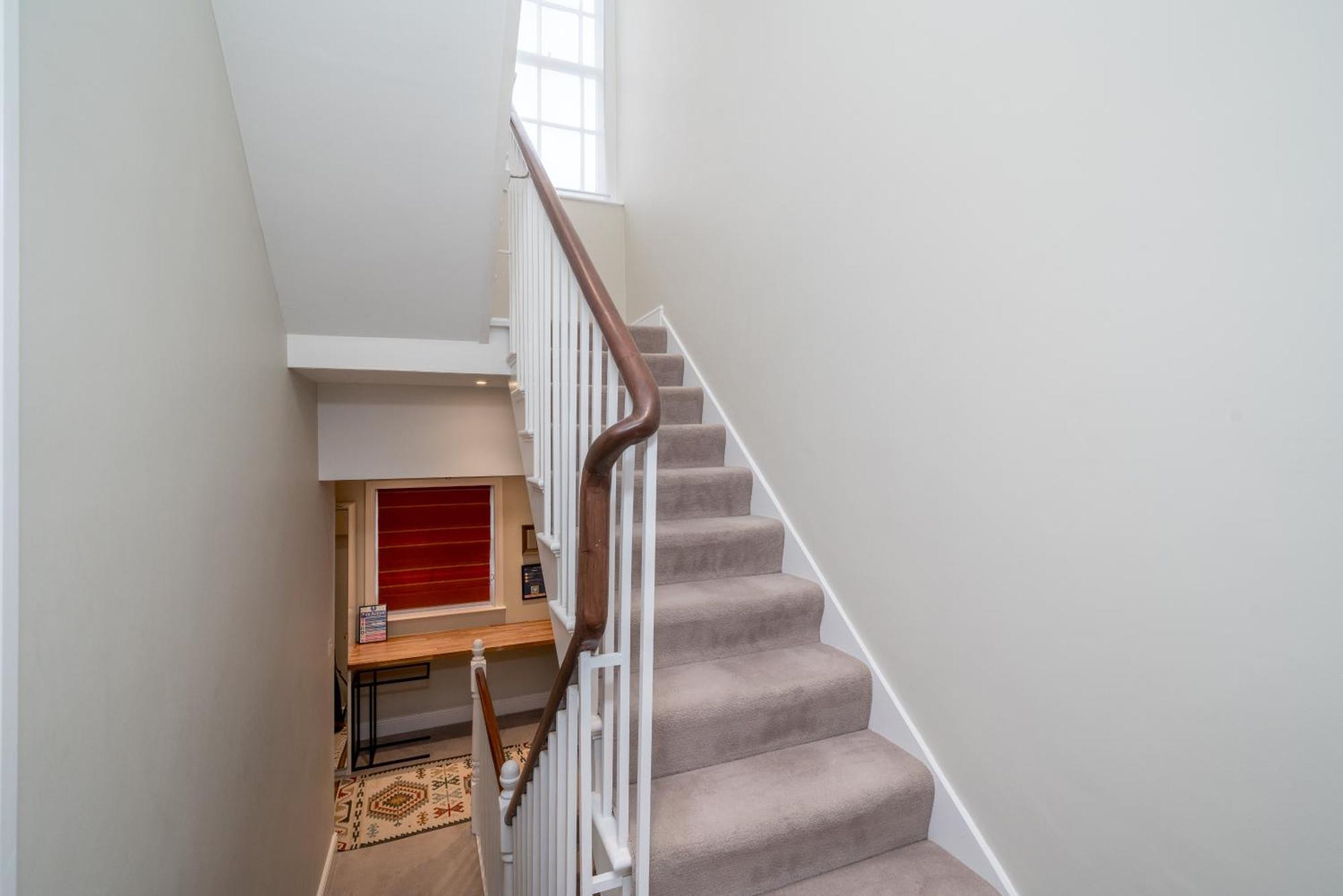 Spacious Flat Near Victoria And Warwick Square Апартаменты