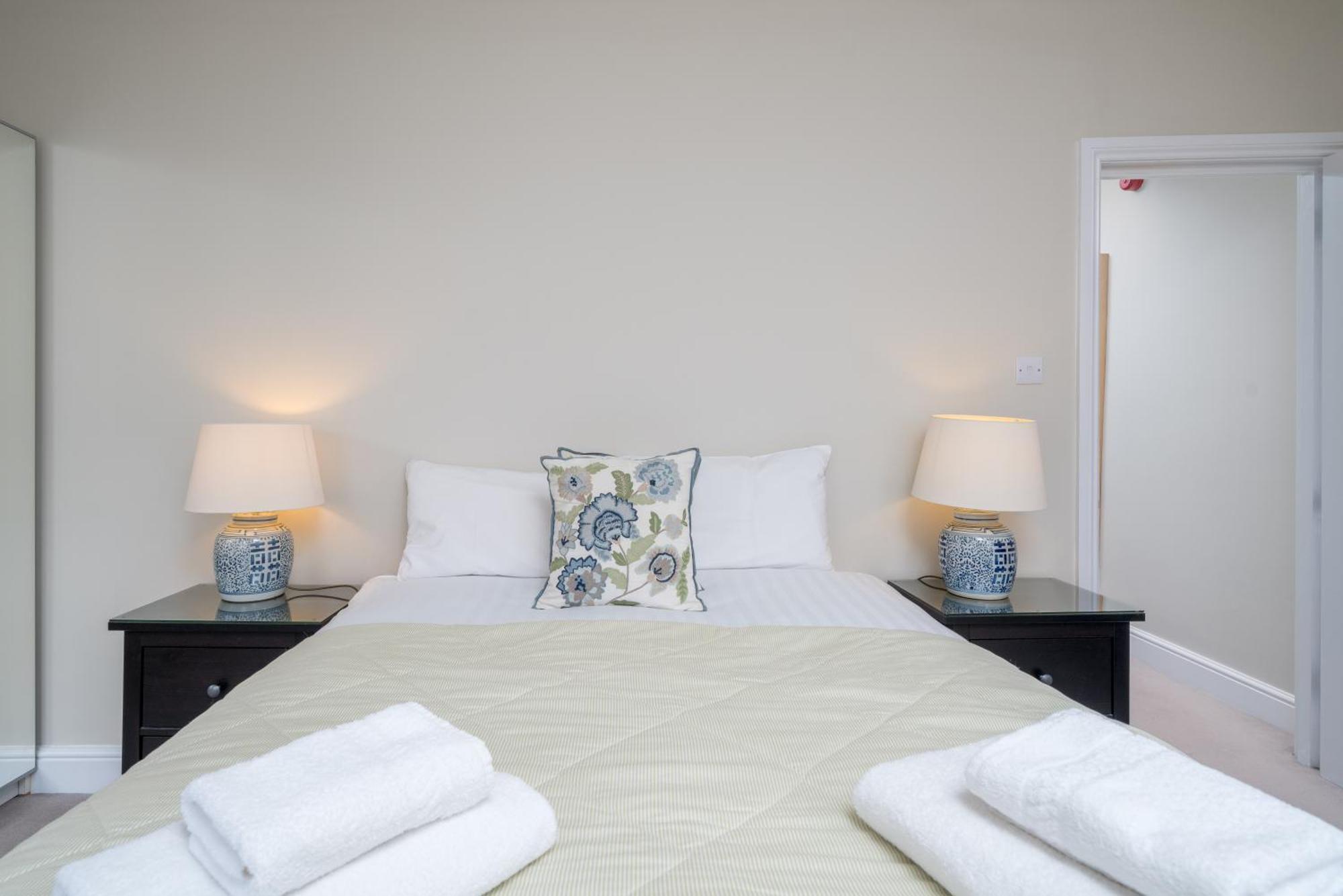 Spacious Flat Near Victoria And Warwick Square Апартаменты Лондон