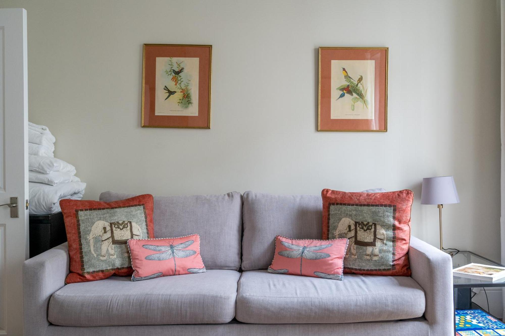 Апартаменты Spacious Flat Near Victoria And Warwick Square Лондон
