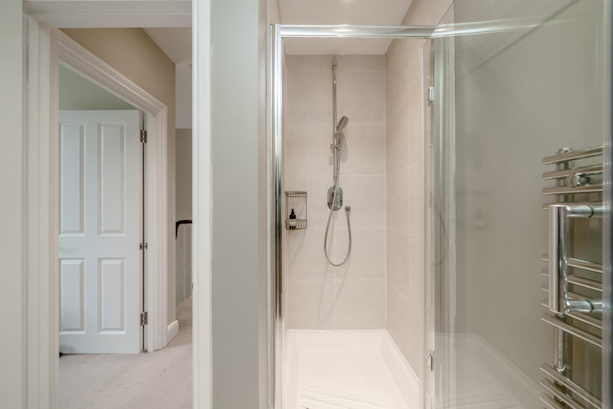 Spacious Flat Near Victoria And Warwick Square Апартаменты