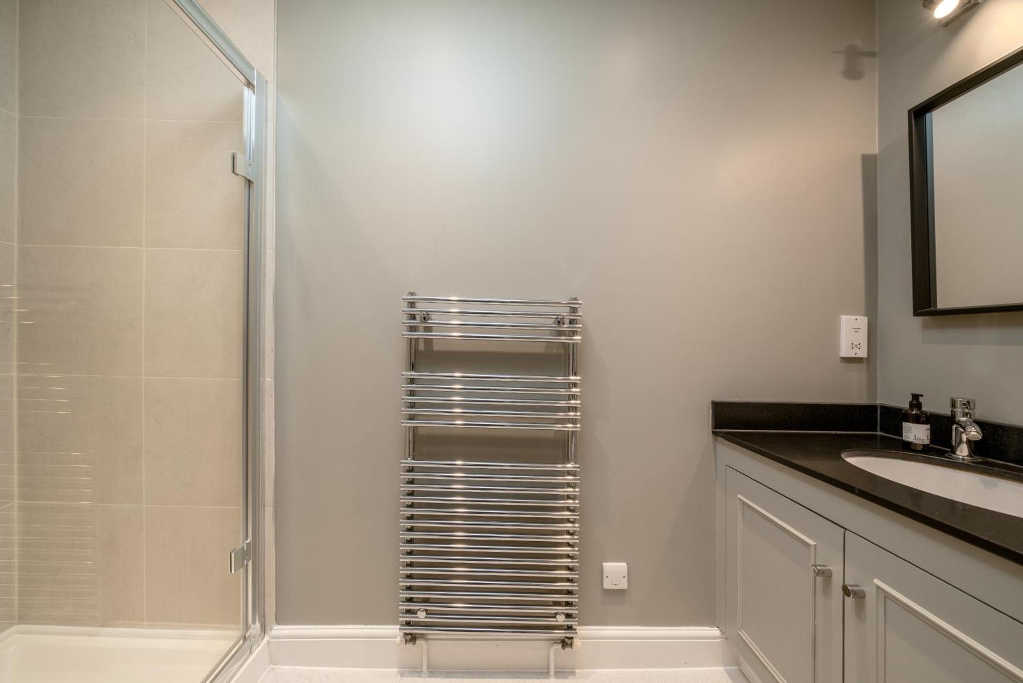 Апартаменты Spacious Flat Near Victoria And Warwick Square
