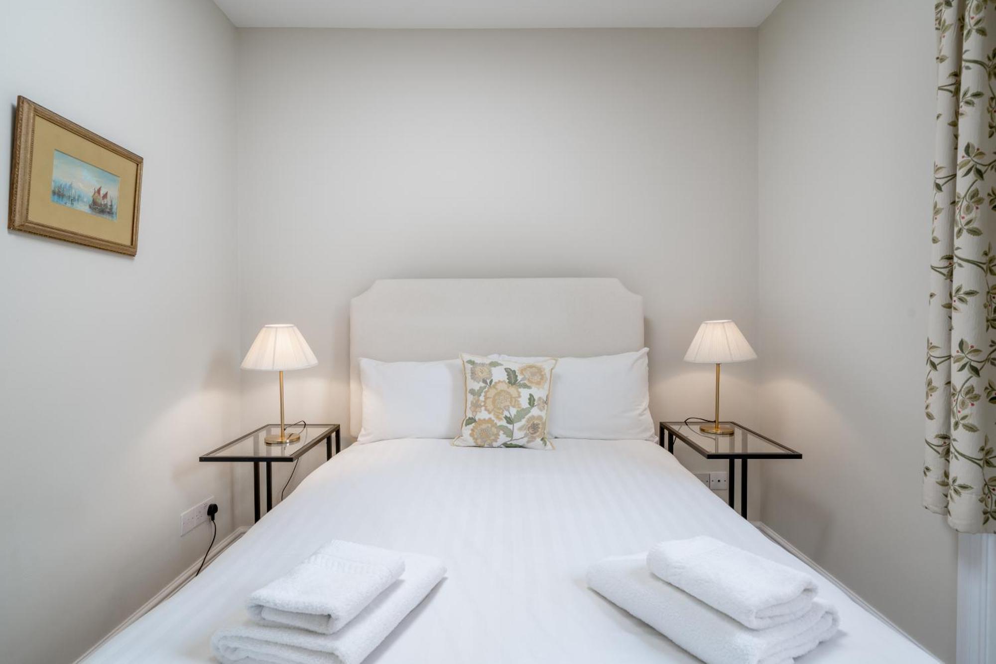 Апартаменты Spacious Flat Near Victoria And Warwick Square *