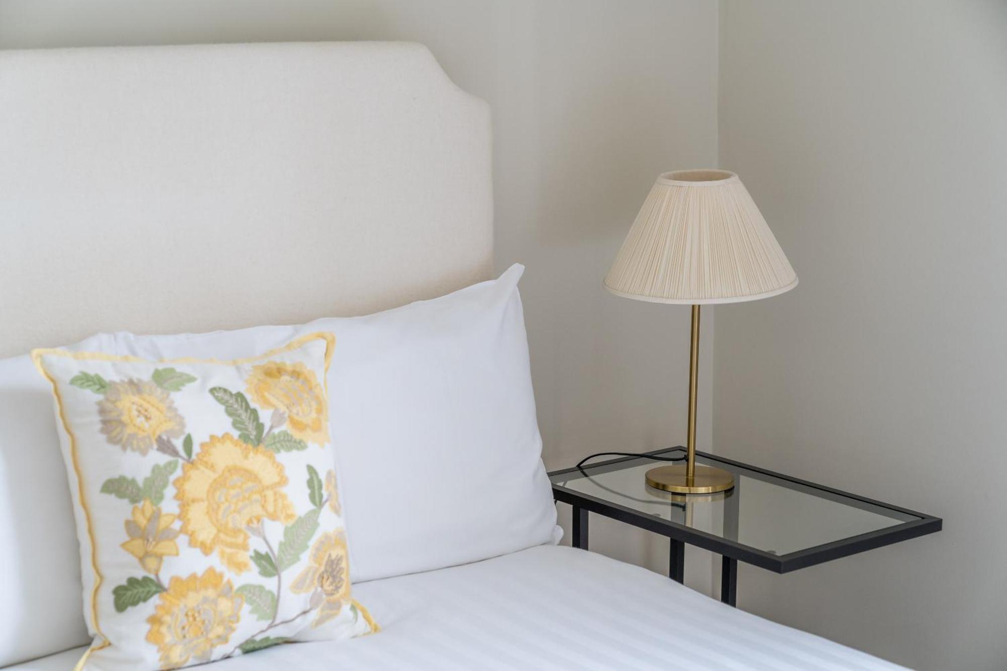 Spacious Flat Near Victoria And Warwick Square Апартаменты Лондон