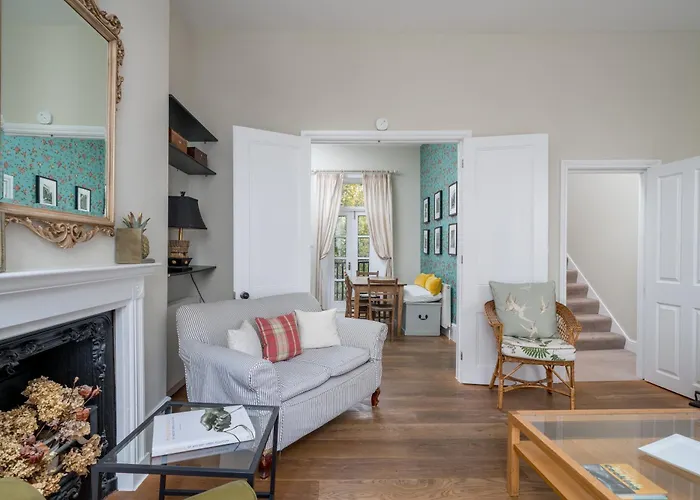Spacious Flat Near Victoria And Warwick Square