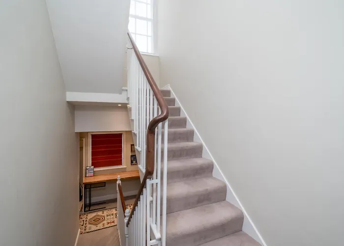 Spacious Flat Near Victoria And Warwick Square
