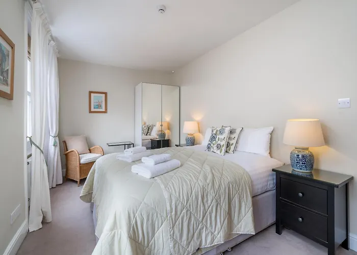 Spacious Flat Near Victoria And Warwick Square